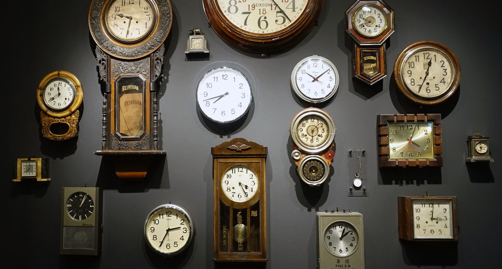 Часы могут быть изготовлены из пластика, дерева или металла