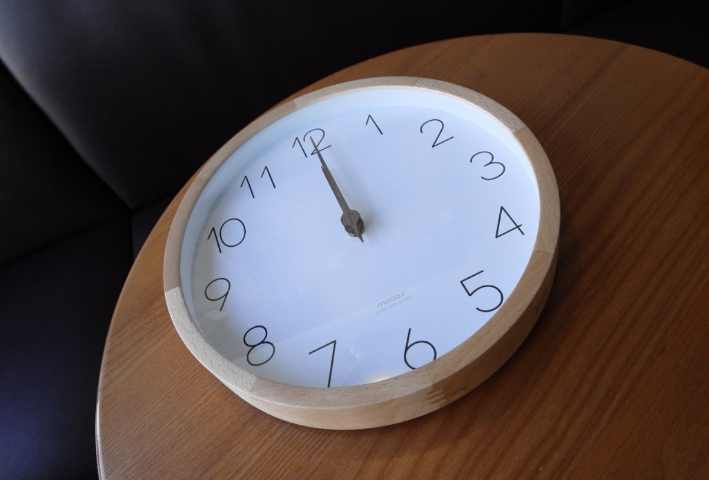 Часы с деревянной рамкой идеально подойдут для скандинавского стиля и минимализма