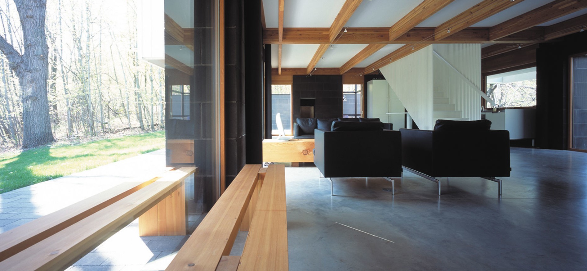 Деревянные потолочные балки идеально дополнят интерьер в стиле лофт