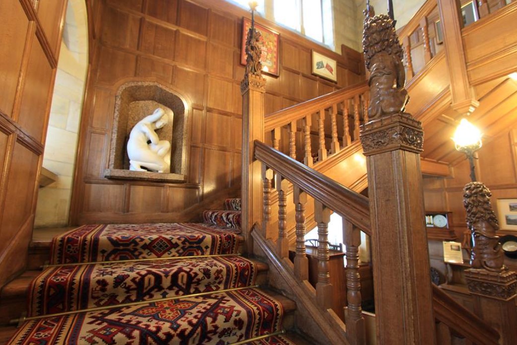 В частном доме есть много лестниц в английском стиле