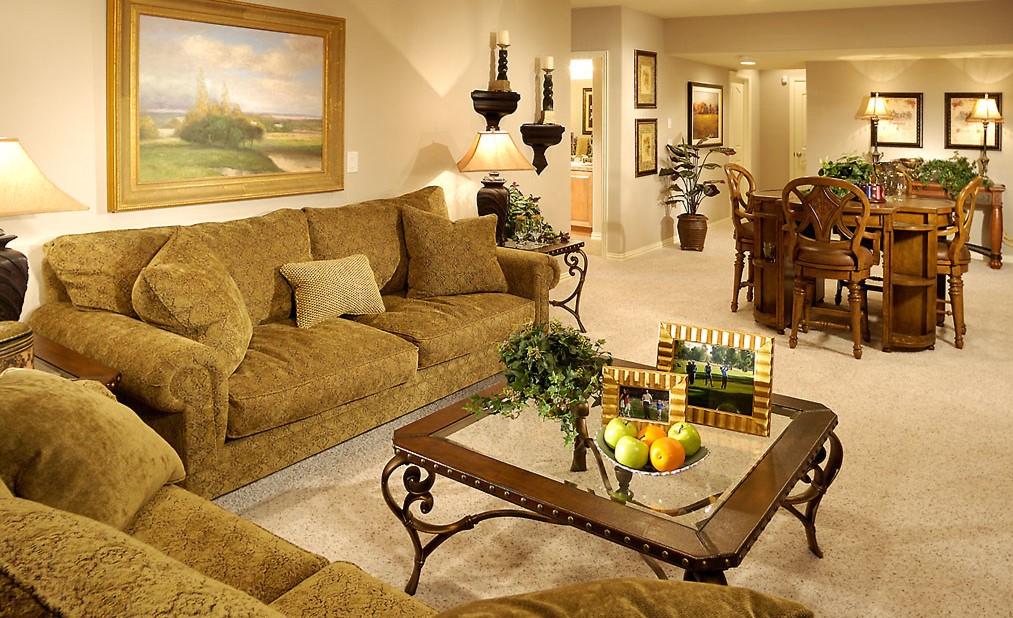 Обивка дивана отлично гармонирует с остальной мебелью и декором в интерьере