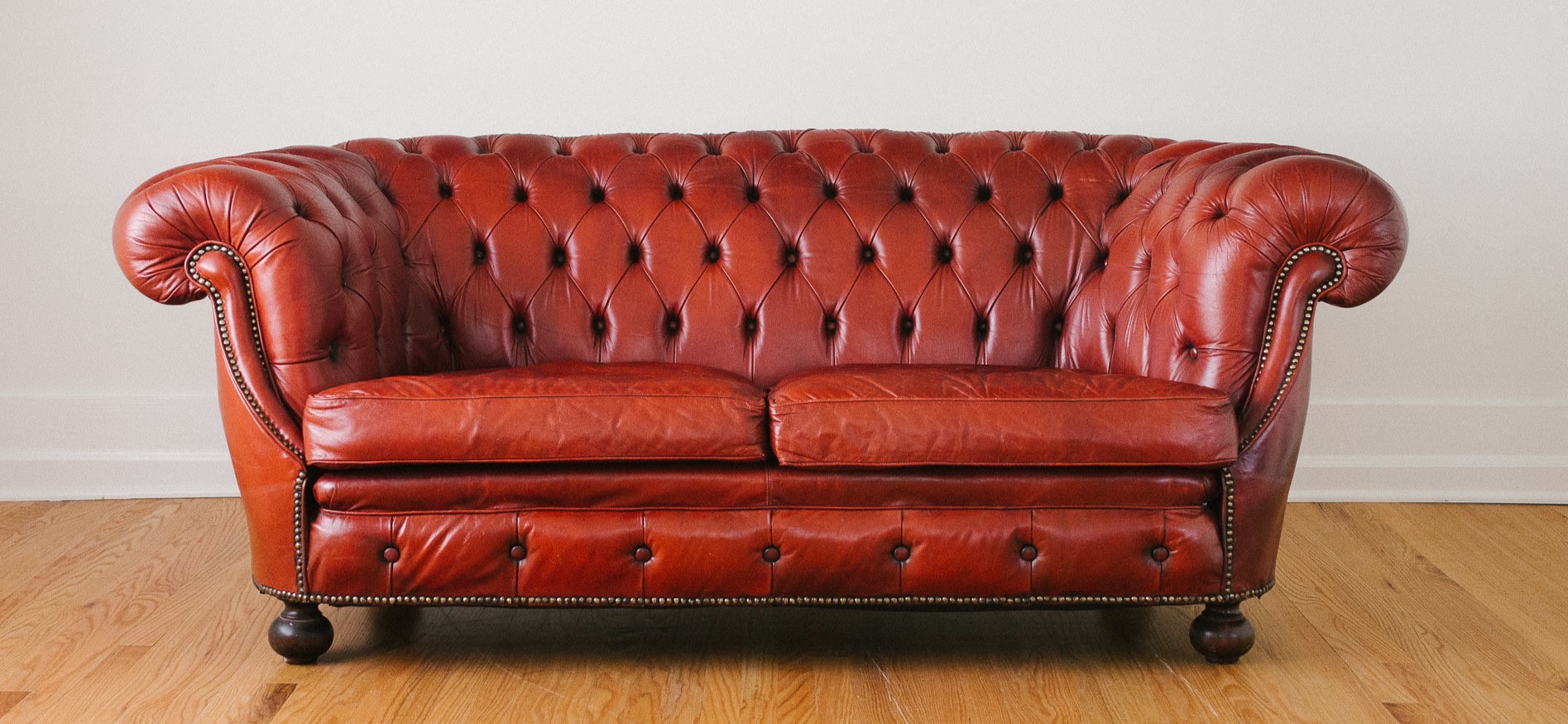 Кожаный диван подойдет для классического интерьера домашней библиотеки