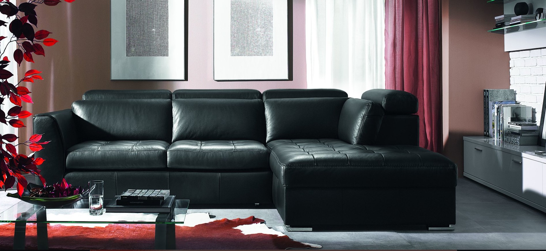 Черный кожаный диван добавит нотки роскоши в интерьер гостиной