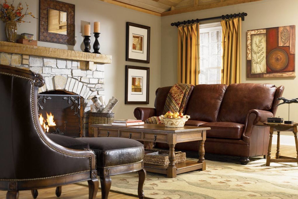 Кожаный диван прекрасно дополнит интерьер загородного дома с камином