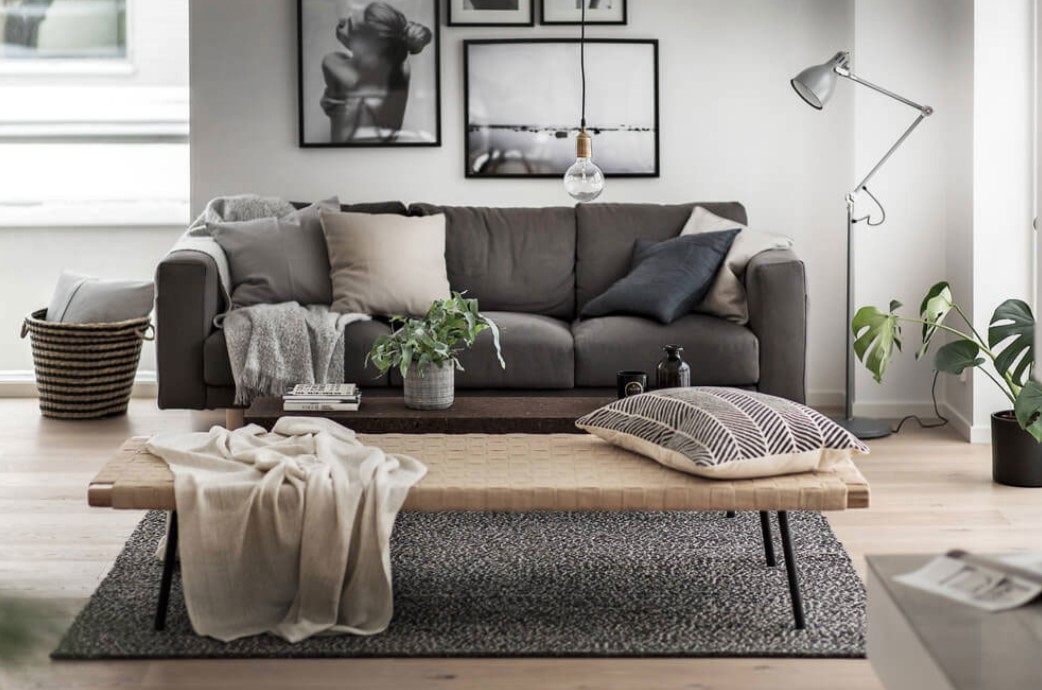 Однотонный коричневый диван можно использовать в скандинавском интерьере гостиной