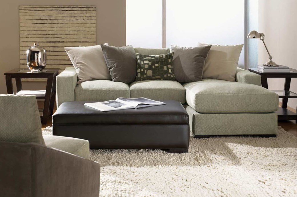 Обивка дивана должна гармонировать с отделкой гостиной и с остальной мебелью в интерьере
