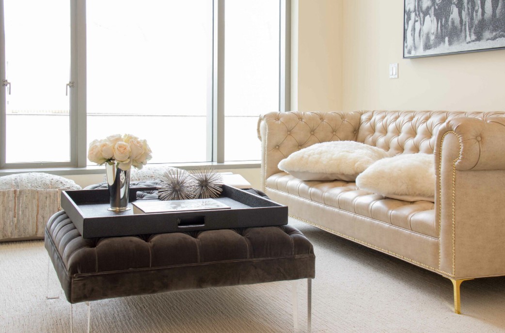 Обивка дивана отлично сочетается с цветом стен и ковром в гостиной