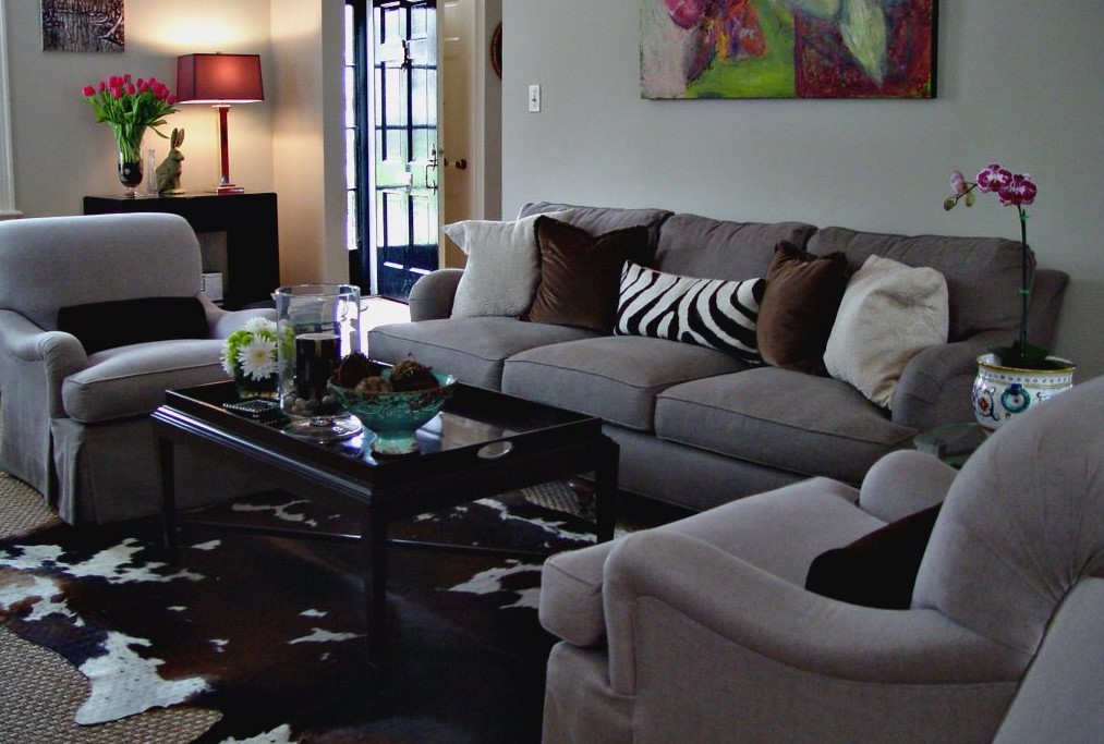 Под цвет обивки дивана можно подобрать два удобных кресла в гостиную