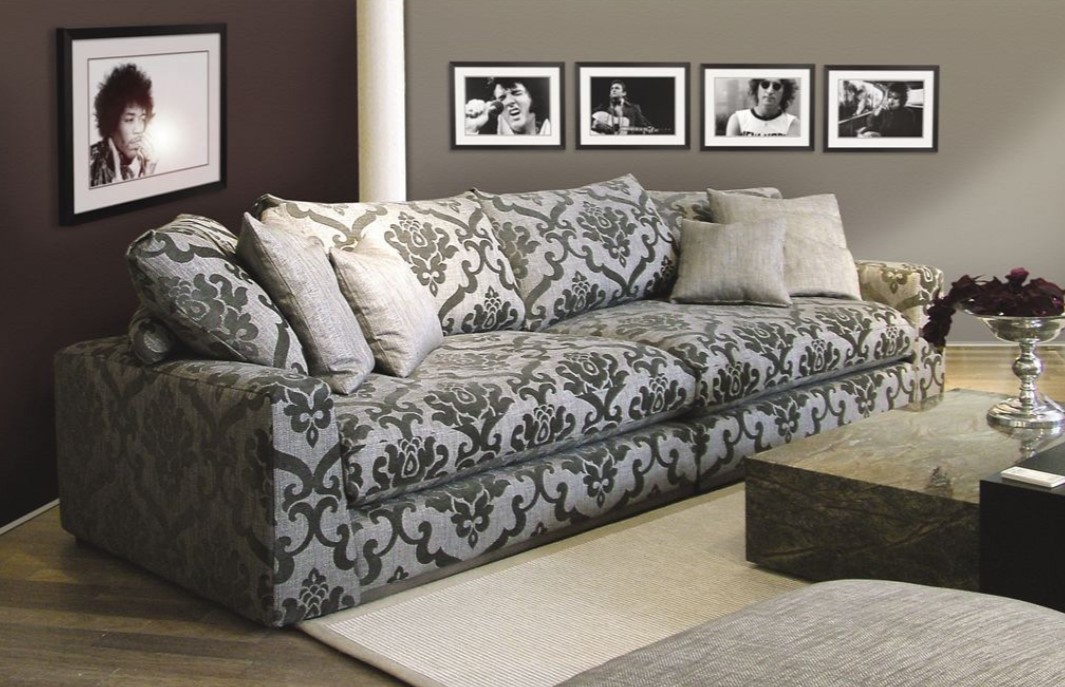 Обивка дивана с орнаментом прекрасно дополняет интерьер гостиной