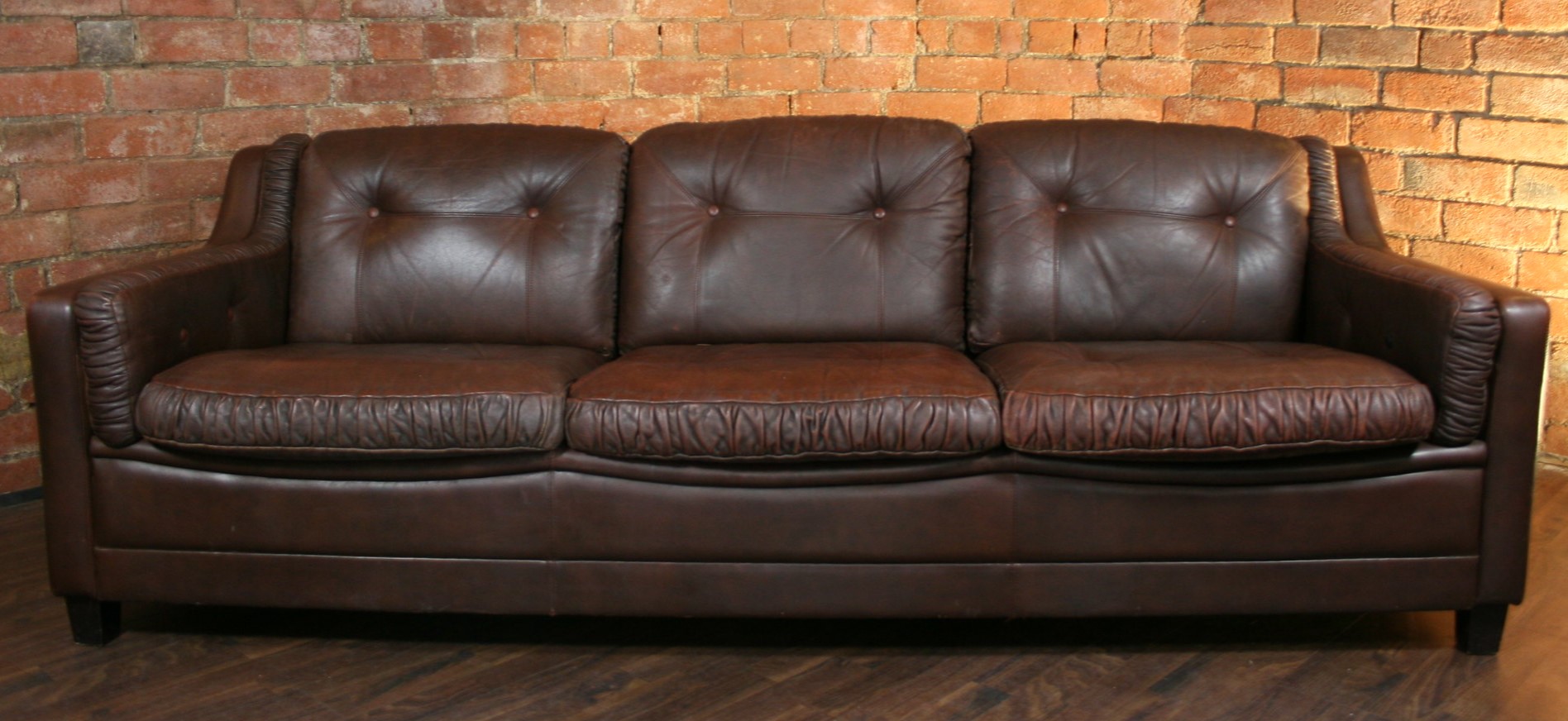 Темно-коричневый диван идеально дополнит интерьер в стиле лофт