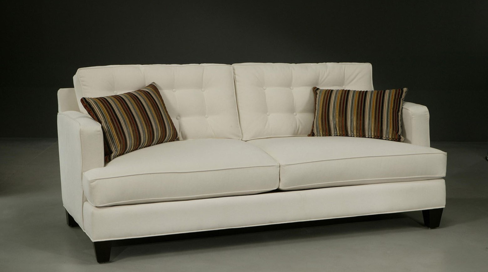 Белый однотонный диван можно использовать в классическом и современном интерьере 
