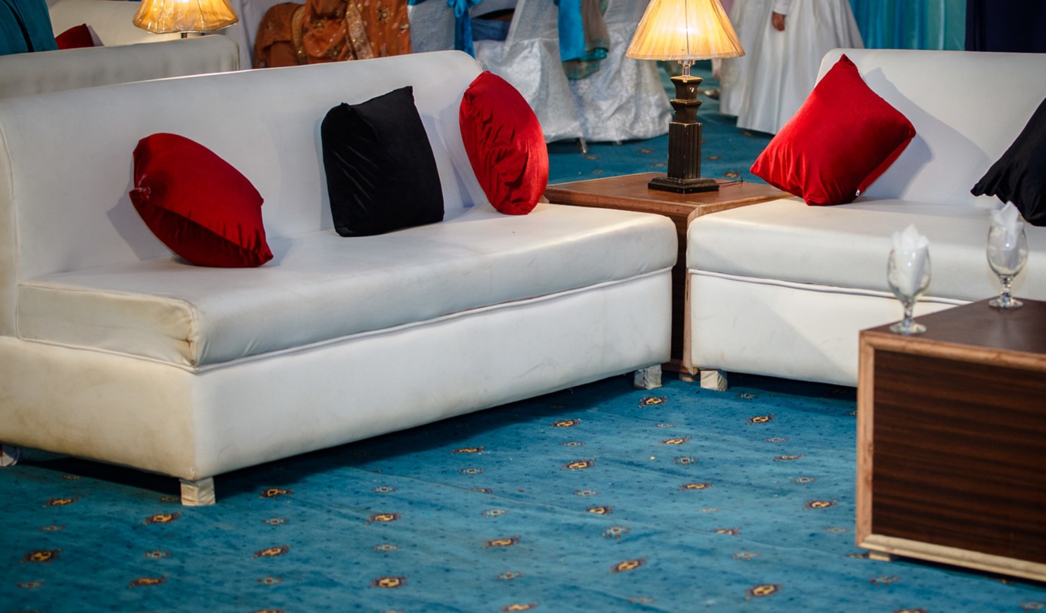 На белом диване будут стильно смотреться красные и черные декоративные подушки