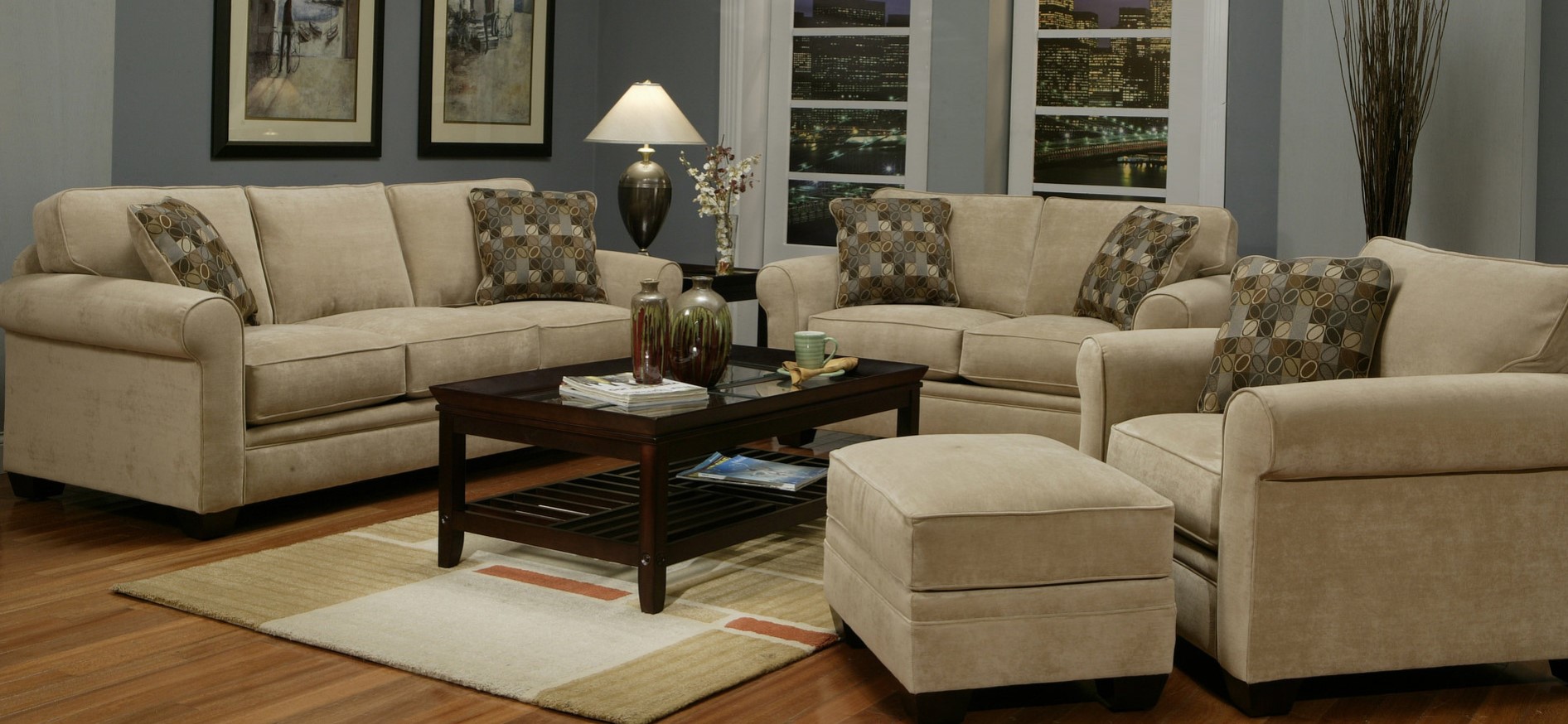 Из нескольких диванов и кресла можно создать удобную зону отдыха
