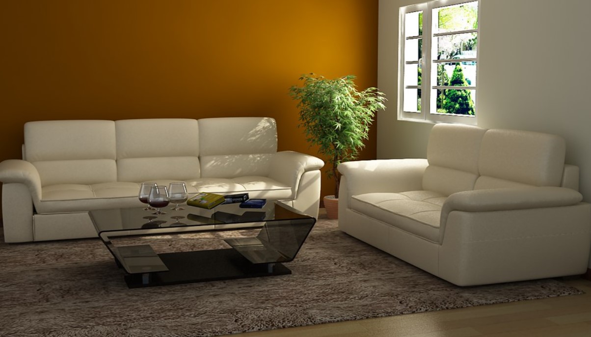 Белые кожаные диваны отлично гармонируют со стеклянным столиком в интерьере