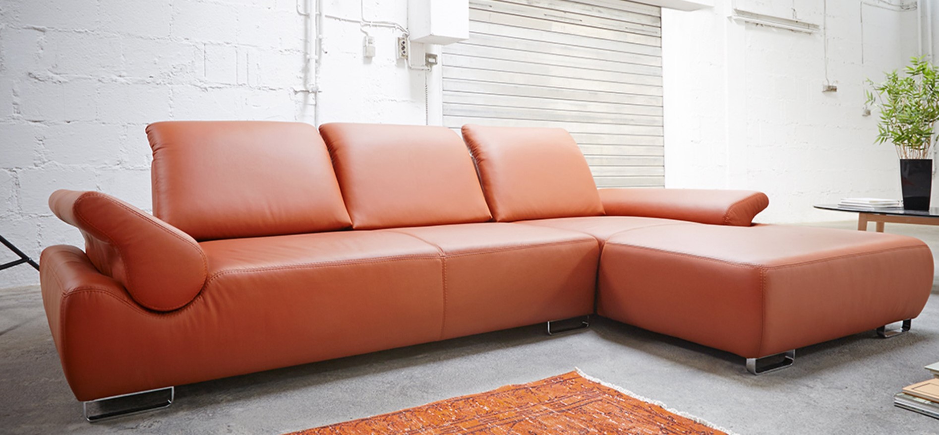 Оранжевый диван можно использовать в качестве оригинального акцента в гостиной