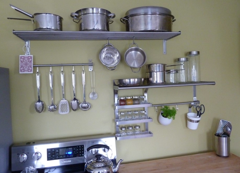 Металлические открытые полки для хранения посуды на кухне