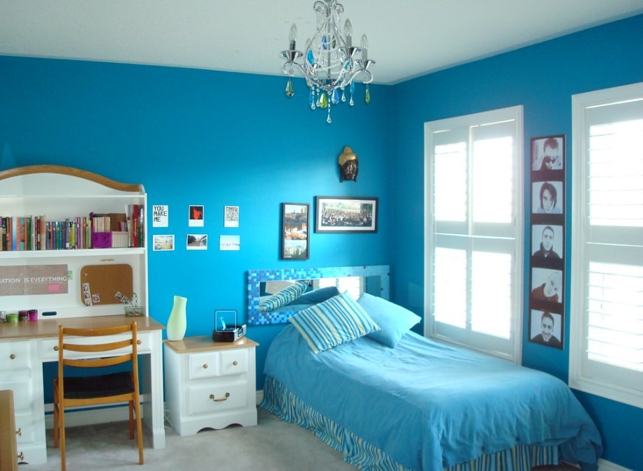 Картины и фотографии можно повесить в спальне возле кровати