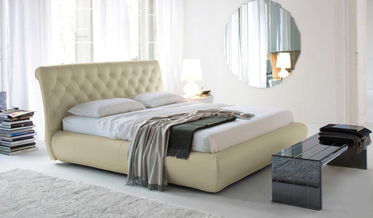 Бежевая кровать с мягкой обивкой создает атмосферу уюта в спальне