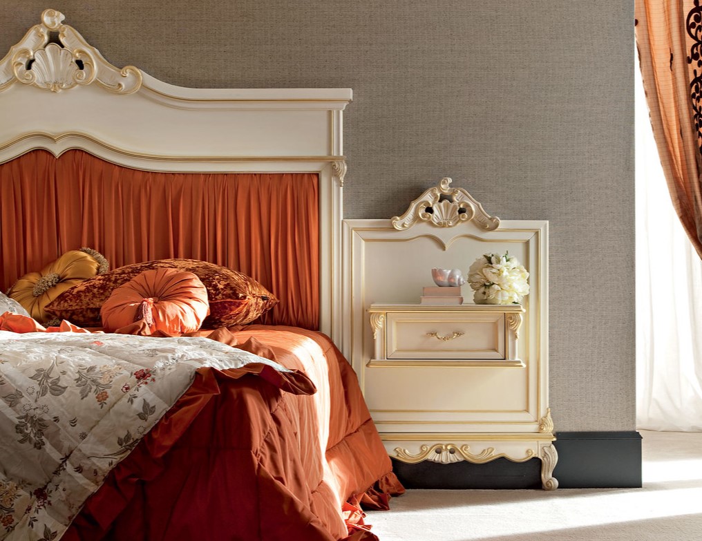 Тканевый декор в оформлении классической кровати