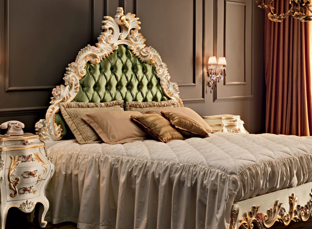 Кровать в классическом стиле с мягким изголовьем