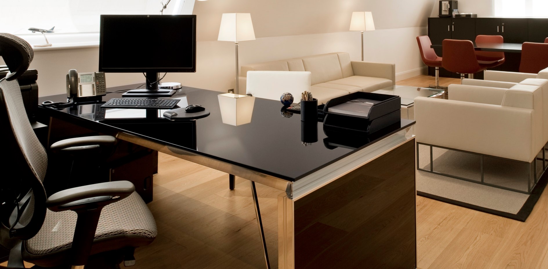 Как выбрать удобный письменный стол для домашнего кабинета