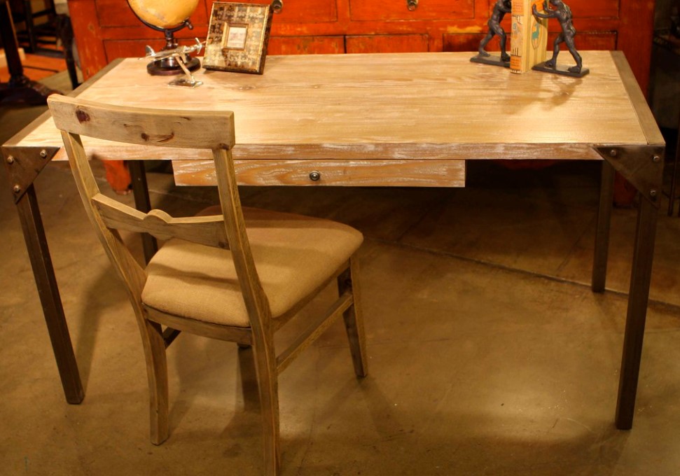 Деревянный стол идеально дополнит кабинет в стиле лофт