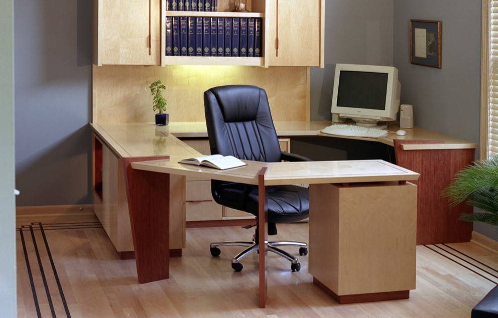 Современный стол для небольшого кабинета