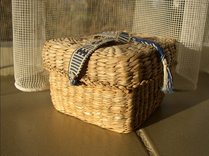 Плетеную корзину можно использовать для хранения полотенец или средств гигиены в ванной.