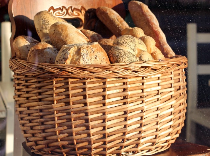 В плетеных корзинах на кухне можно хранить хлеб и булочки.