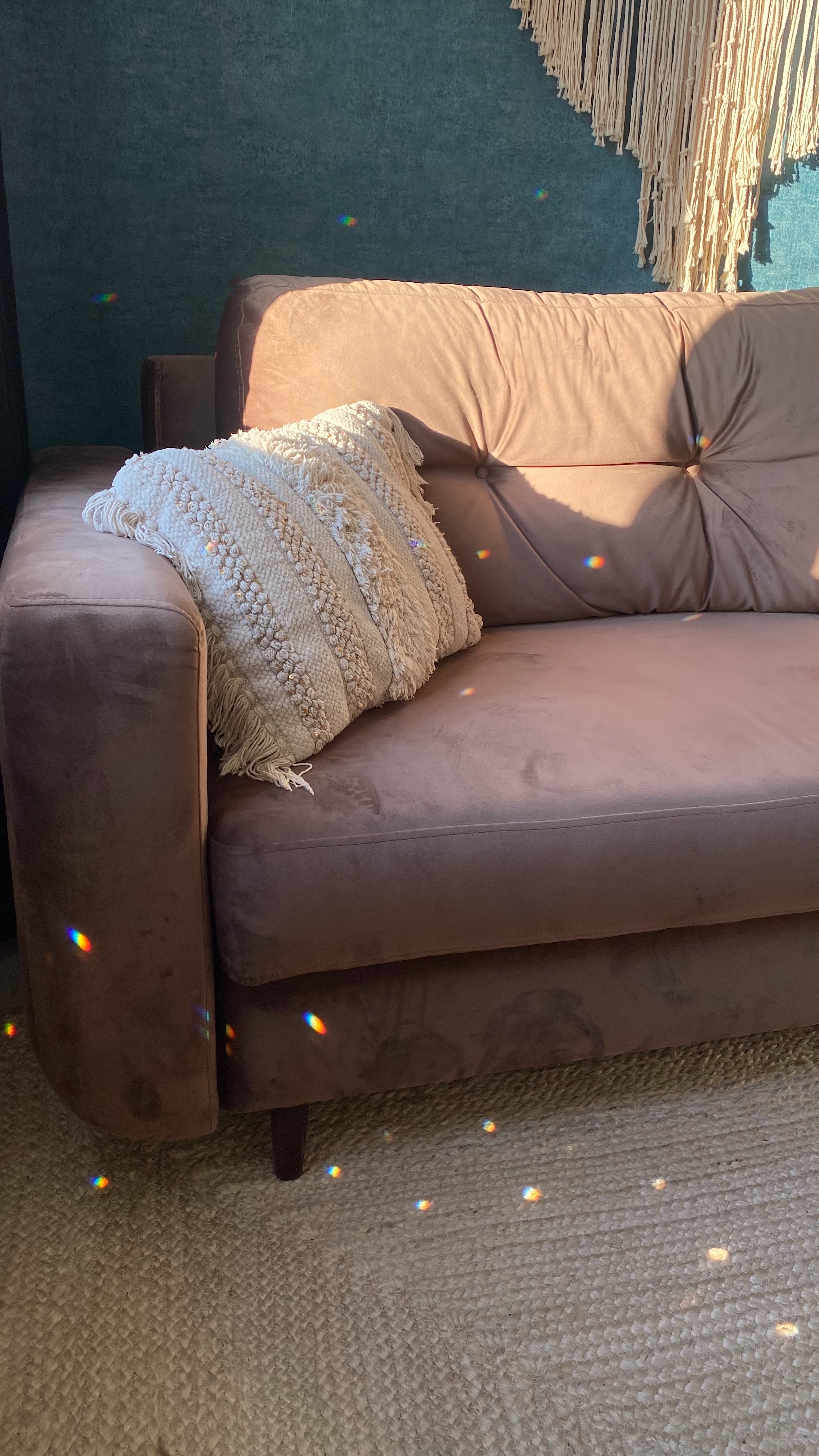 Пример дивана в стиле хюгге — мягкая обивка, стильная подушка, теплый и уютный вид.