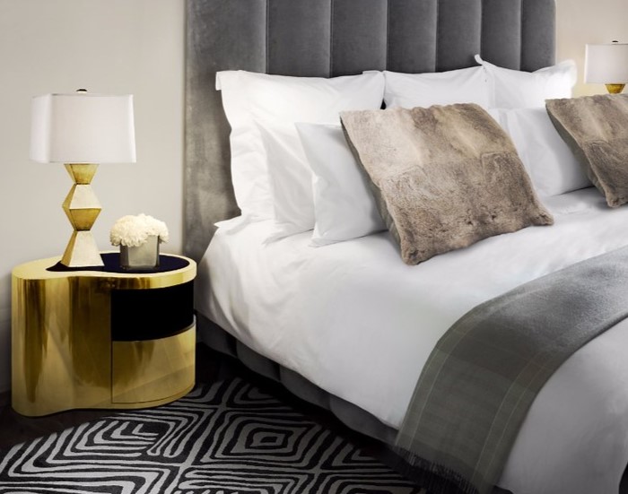 Золотая прикроватная тумбочка позволит создать атмосферу роскоши в спальне