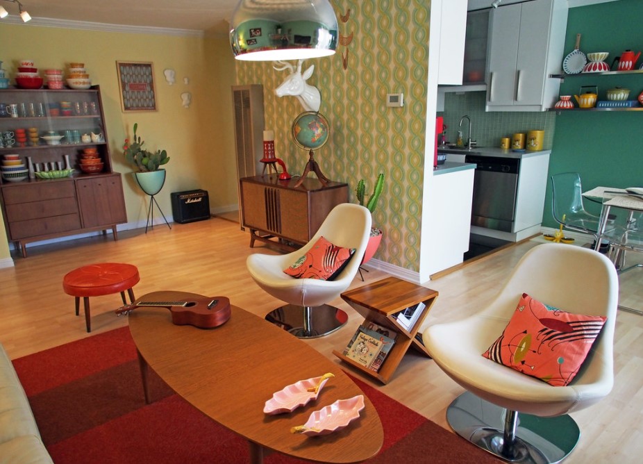 Дополнить интерьер гостиной можно оригинальными креслами в стиле ретро