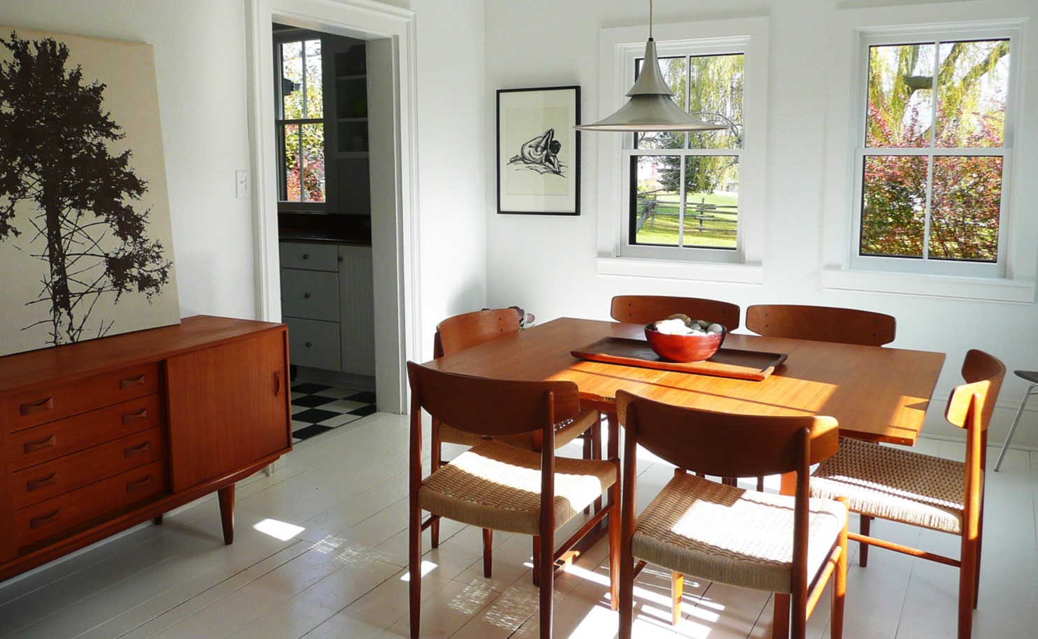 Деревянная мебель в стиле ретро прекрасно подходит под белую отделку столовой