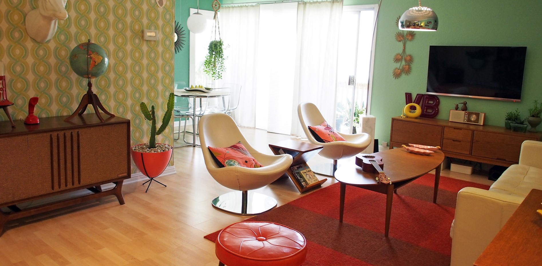 Дополнить интерьер гостиной можно креслами и тумбами в стиле ретро