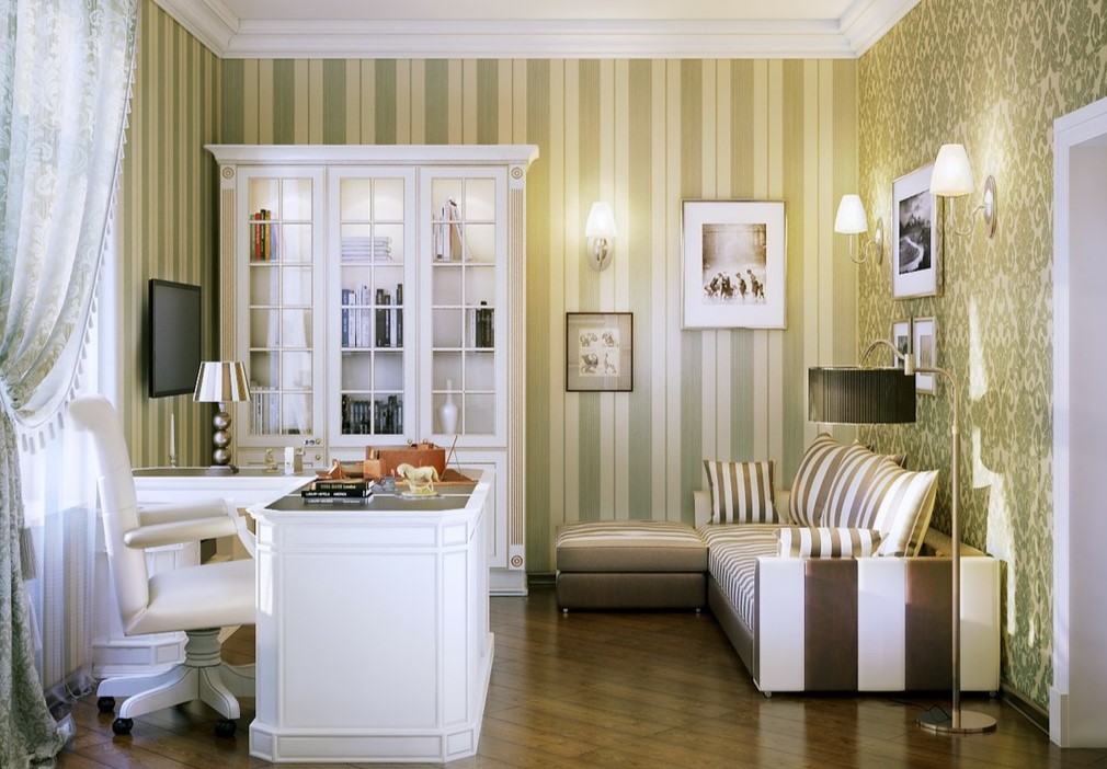 Обои с узорами и диван с полосками помогают создать атмосферу ретро в домашнем кабинете