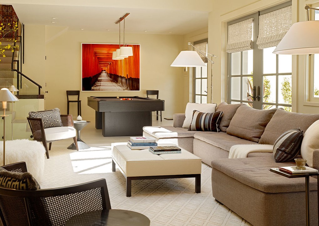 В домашнем кабинете можно разместить удобный диван для отдыха и бильярдный стол