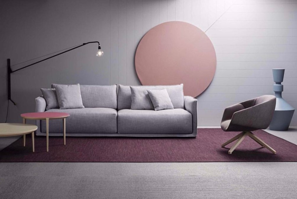 Светло-фиолетовый диван идеально дополнит современный офис