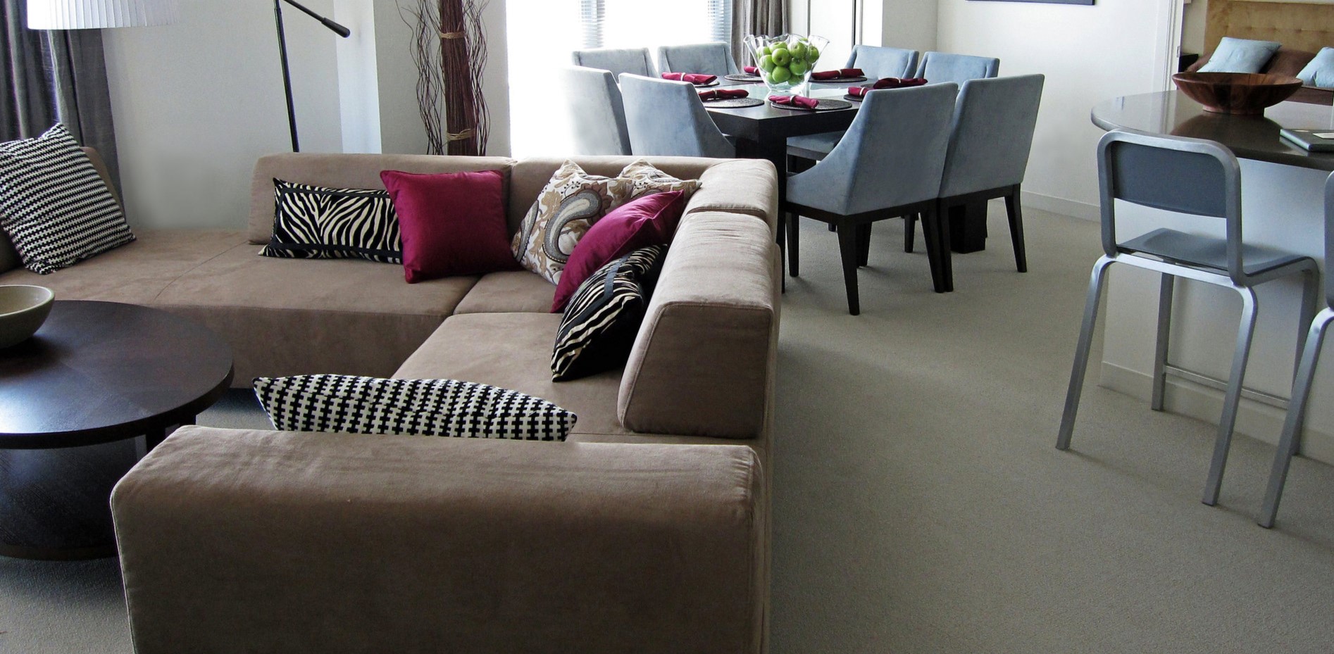 С помощью дивана можно отделить рабочую зону дома от кухни-столовой