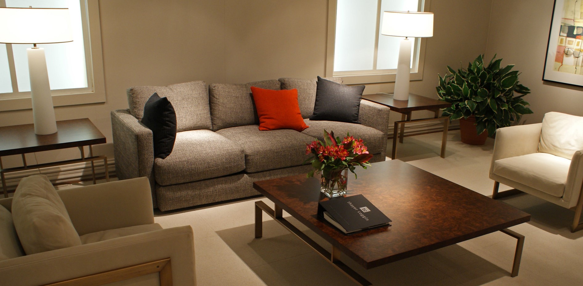 В офисе можно сделать зону для приема посетителей с помощь дивана и удобных кресел