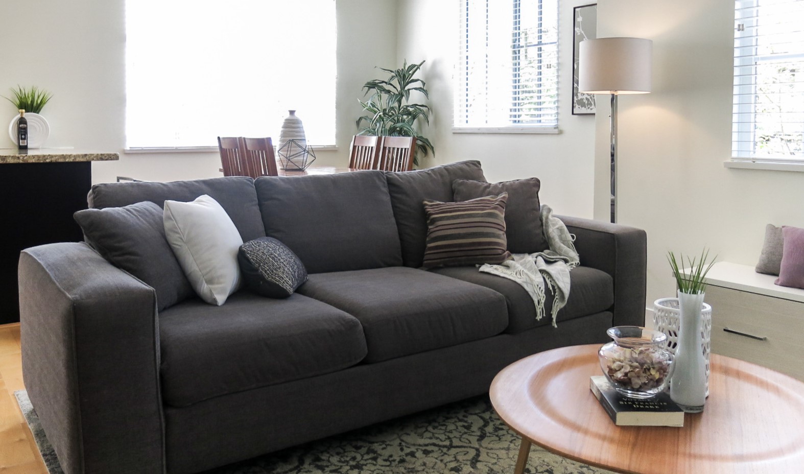 В большой квартире с помощью дивана можно отделить рабочую зону от кухни