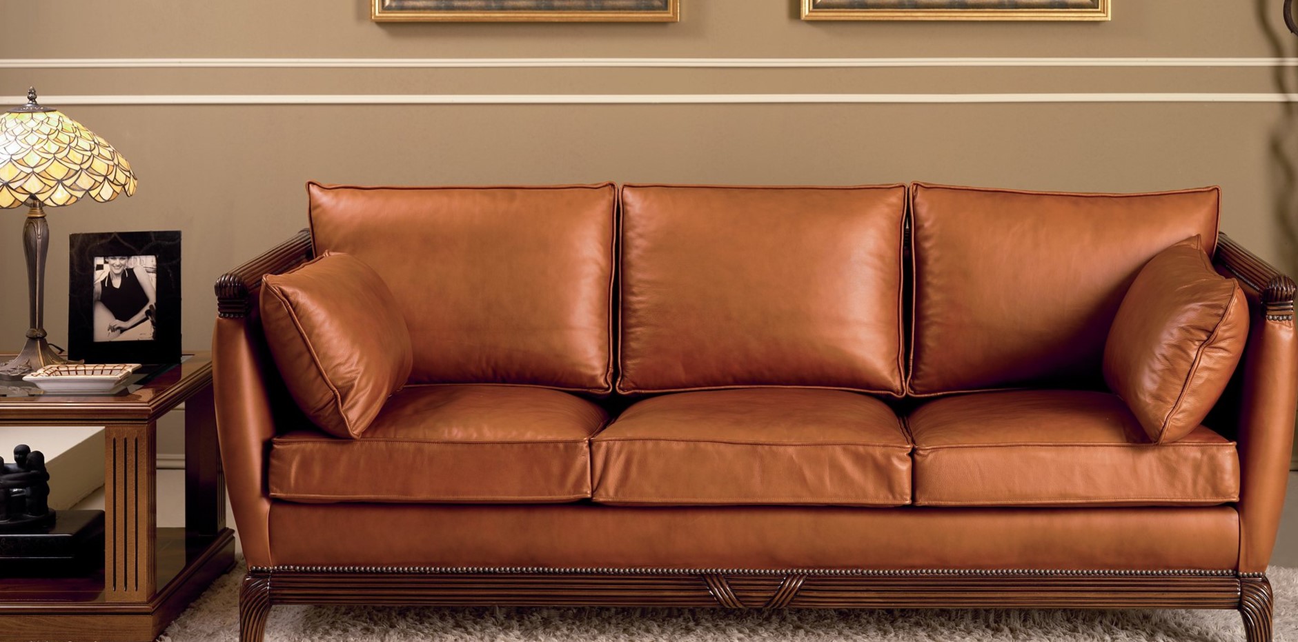 Кожаный диван с деревянными ножками поможет создать стильный интерьер в приемной
