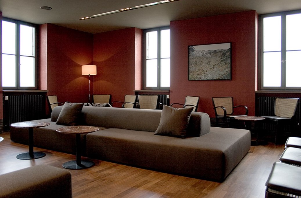 В центре приемной можно поставить удобный диван и дополнить его небольшими столиками