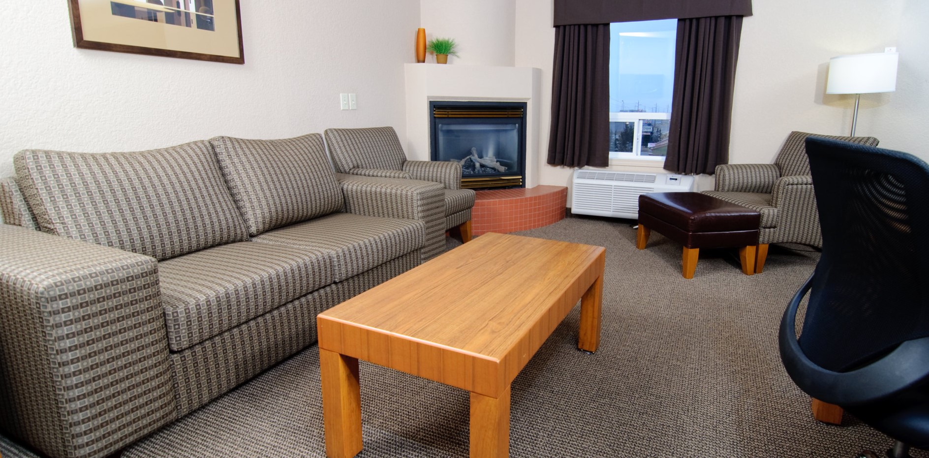 Обивка дивана с геометрическим принтом идеально подойдет для офиса