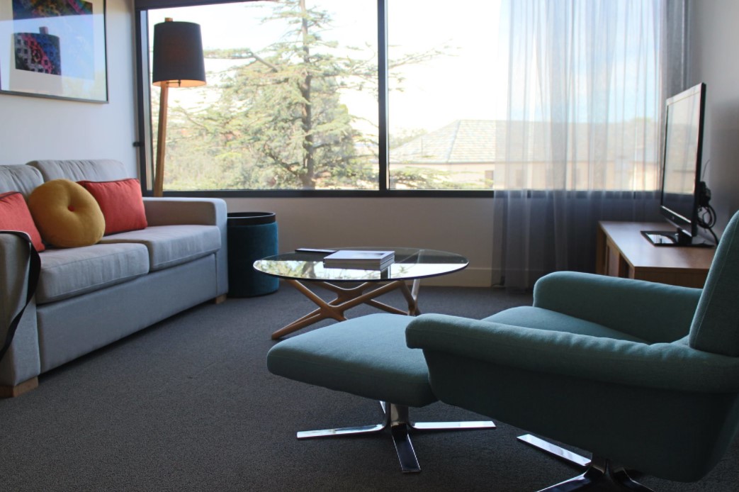 Пятна на диване создадут негативное впечатление об офисе и руководителе