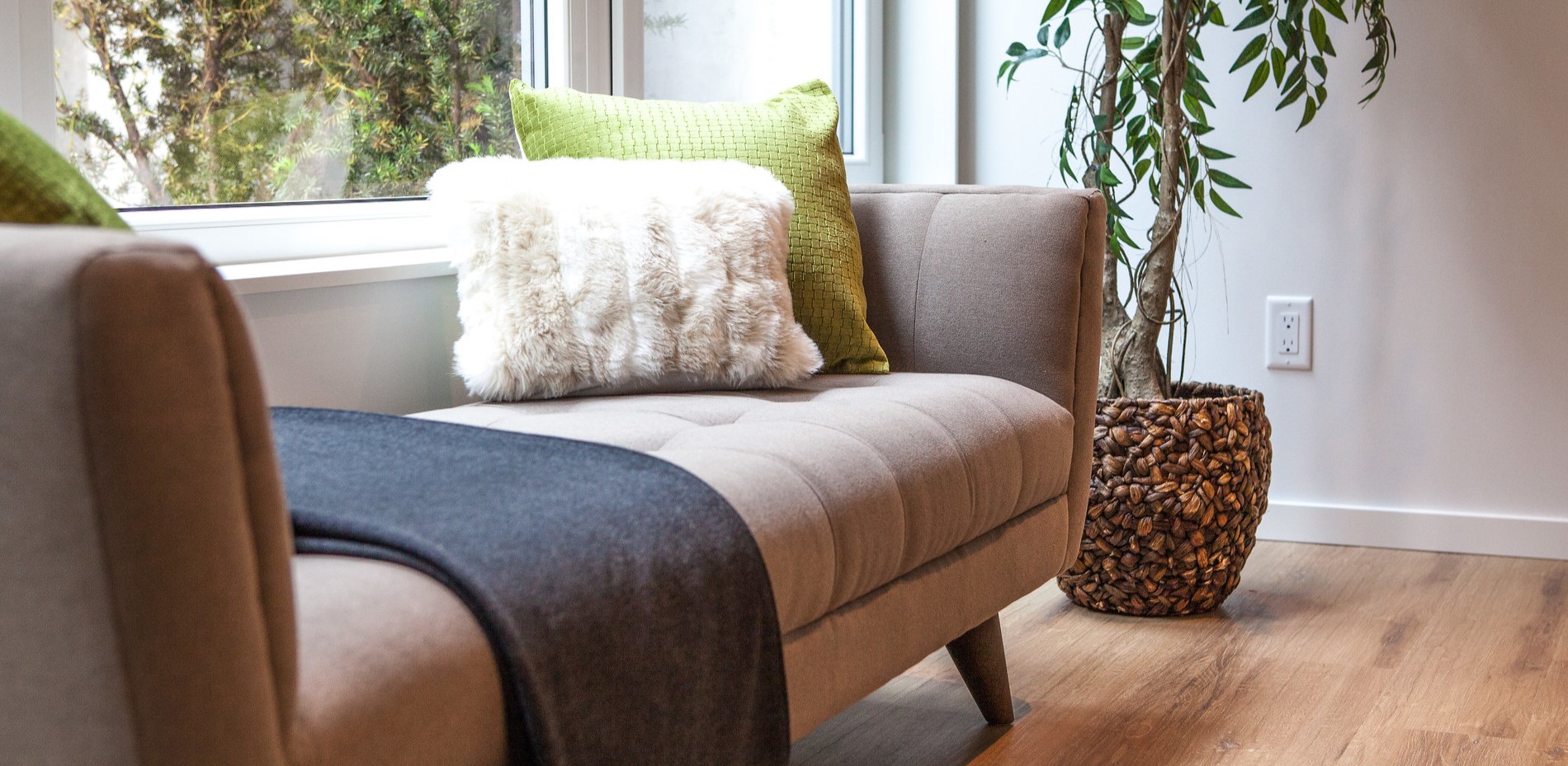 Для создания уютной атмосферы в переговорной можно декорировать диван пледом и подушками
