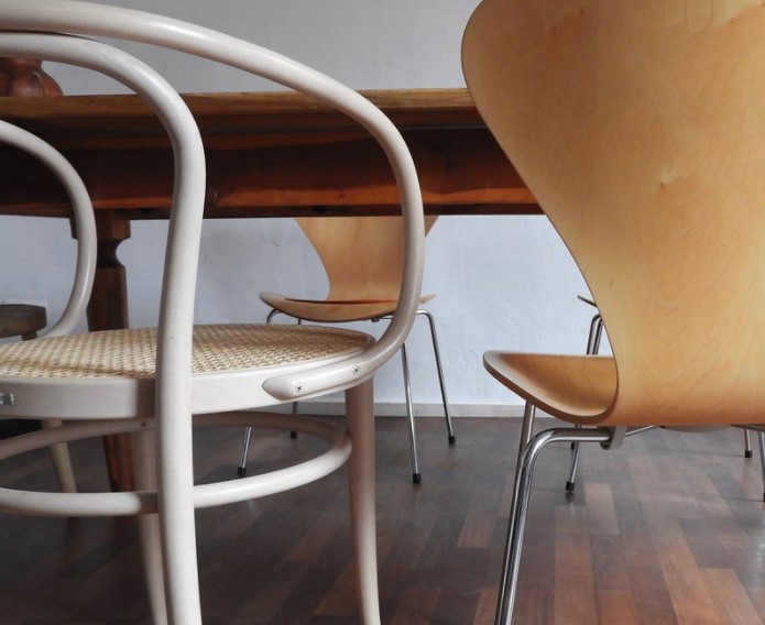 За одним столом можно разместить стулья разного цвета и разной формы