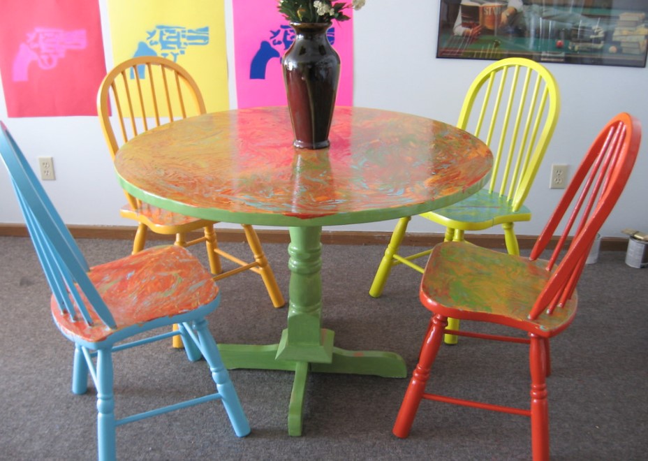 Разноцветные стулья могут быть из одного материала