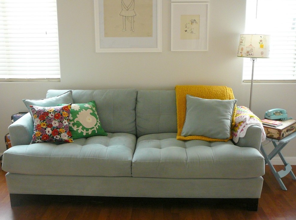 Расстояние посередине дивана может привести к охлаждению чувств семейной пары во время сна