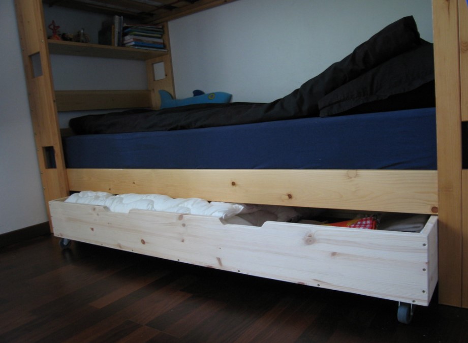 В выдвижном ящике кровати рекомендуется хранить постельные принадлежности
