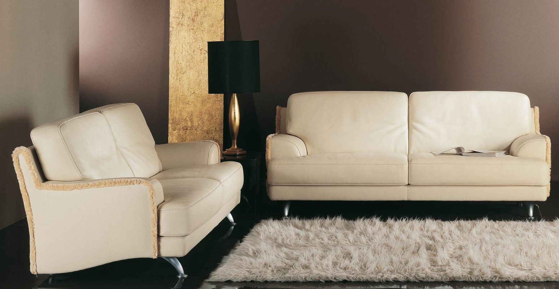 Белый кожаный диван в интерьере современной гостиной